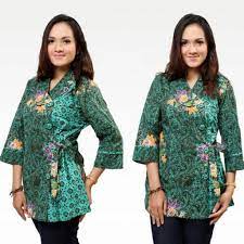 Kesan lebih resmi memang di dapatkan dari baju batik, maka dari itu sangat sepadan memang banyak wanita memilih baju jenis ini sebagai atasan ketika harus bekerja, sampai dengan datang ke sebuah acara resmi. Model Baju Atasan Wanita Lengan Panjang Terbaru Baju Atasan Lengan Panjang Model Baru Baju Atasan Lengan Panjan Baju Atasan Wanita Model Pakaian Wanita Batik