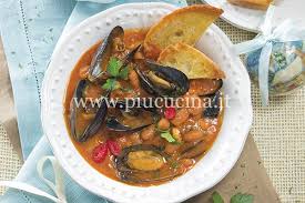 Questa ricetta di primo piatto di pasta è caratterizzato dall'abbinamento tra la dolcezza dei fagioli e la sapidità dei muscoli. Zuppetta Di Cozze E Fagioli
