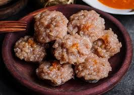 Panaskan dandang dan kukus kentang terlebih dahulu, 5 menit kemudian masukan daun kol. 5 Cara Membuat Siomay Lezat Disantap Dengan Bumbu Kacang Kental