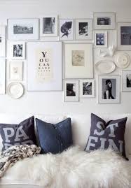 Idées originales d'accrocher des photos au mur sans cadres à l'aide de planchettes à pinces. 34 Idees De Deco Pour Accrocher Des Photos Au Mur Deco Idee Deco Decoration Interieure