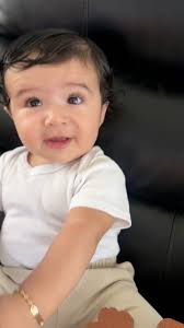 Se despierta a las 5 am y quiere que lo dejen dormir