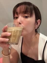 我喜歡粉紅的溫柔米色的溫暖金色的閃耀白色的純粹黑色的沈穩這些色彩就像我對生活的態度柔軟而堅定低調卻不失光芒