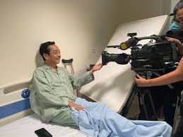 Từ tháng 12/2020, nghệ sĩ bị đau từ vai xuống thắt lưng. Poz0ueechhciom