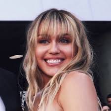 lili sweeney (@_lilisweeney)