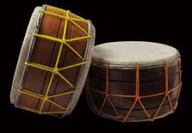Kulit kompang biasanya diperbuat daripada kulit kambing betina, namun mutakhir ini, kulitnya juga diperbuat dari kulit lembu, kerbau malah getah sintetik. 10 Alat Musik Tradisional Melayu Riau Gambar Dan Keterangannya Silontong