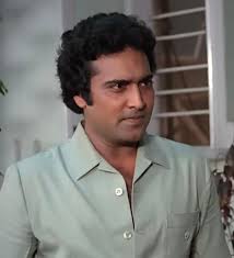 Who is the short statured man in the 1978 film Kasmay Wadey?