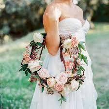 Certain disent que le lancer du bouquet de mariée remonte on temps de croisade. Des Idees Pour Un Bouquet De Mariee Original Marie Claire