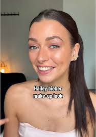 Maak Hailey Bieber's Glowy Make-Up Look Zelf
