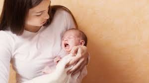 Bayi akan terbangun dan menangis histeris serta susah ditenangkan. 6 Cara Menenangkan Bayi Yang Menangis Tengah Malam