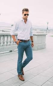 Dresscode Casual Chic Ideen Zum Anziehen Mann Blaue Hose Weisses Hemd Brauner Gurtel Schuhe Mens Business Casual Outfits Business Casual Men Mens Casual Outfits