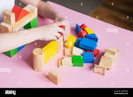 El Nino Recoge El Disenador Construye Una Casa De Cubos De Madera Juguetes De Materiales Naturales Ambientales Para Ninos Concepto De Cero Occidente Fotografia De Stock Alamy