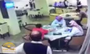 شاهد لحظة وفاة عامل وهو يتحدث مع زبائن في مطعم بالدمام صحيفة المرصد