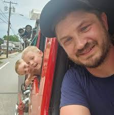 Kenny Poling's Instagram, Twitter & Facebook