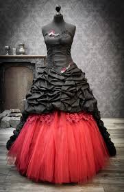 Denn natürlich möchte jede frau den wichtigsten tag im leben in einem wunderschönen brautkleid verbringen, ohne dafür sämtliche ersparnisse plündern zu müssen. Feist Schwarze Brautmode Hochzeitskleid Extravagant Brautmode Schone Kleider