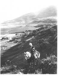 فارس فلسطيني ينظر الى قرية عسكر شرق مدينة نابلس صوره من حقبة الإمبراطورية العثمانية Palestine History Palestine Israel Palestine