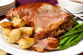 Ritirate, trasferite i cosciotti con le olive e le cipolline sul piatto da portata e tenetelo in caldo. Cosciotto Di Agnello Al Forno Con Patate Ginger Tomato