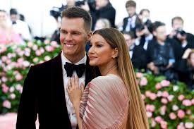 The new england patriots quarterback, married to super model gisele, moaned about the color of his $8,500 swimming pool cover in a tom brady's diva demands: Tom Brady Wife Supermodel Gisele Bundchen Kids Dating History Fanbuzz