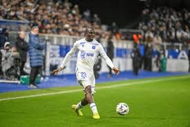 "On est même à côté dans le vestiaire" : à droite de la défense de l'AJA, c'est l'entente cordiale entre Marvin Senaya et Lamine Sy