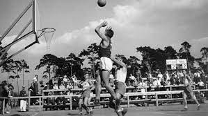 W piątek rozpoczynają się igrzyska olimpijskie w tokio, a już nazajutrz startują koszykarze 3x3. Koszykowka Igrzyska Olimpijskie Berlin 1936 Reprezentacja Polski Zajela Czwarte Miejsce Grano Na Blocie Jaki Byl Basket Na Igrzyskach U Nazistow Sport Tvp Pl