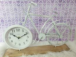Das Vorderrad Diese Deko Fahrrades Ist Eine Sehr Schone Analoge Uhr Das Fahrrad Ist Auf Einem Holzbrett Befestigt Stehend We Wanduhren Fahrrad Uhr Standuhren