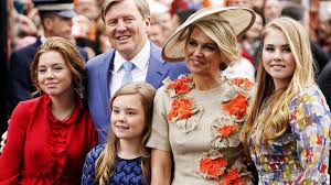 Weitere ideen zu niederlande, königin maxima, niederländisches königshaus. Willem Alexander Der Niederlande Die Familie Hat Sich Rausgeputzt Doch Maximas Hut Ist Ein Echtes Mysterium Bunte De