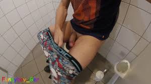 Kiéhezett a munkahelyemen 2: Ráülök a WC-csészére és kiverem a farkam