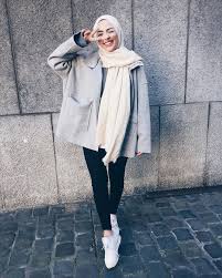 Baju muslimah blus dengan gaya layering, dibuat dari kombinasi kain silky motif floral pasley dan kain silky polos. Cute Hijab Girls Pinterest Novocom Top