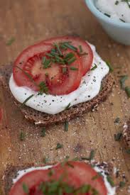 Whipped Feta Ein Cremiger Brotaufstrich Aus Frischkase Und Schafskase Rezepte Lebensmittel Essen Feta