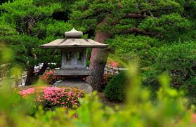 Aus kleinen wasserbecken, kunstvoll beschnittenen kiefern und bemoosten steinen entsteht ein harmonisches. Asiatischen Garten Anlegen Ideen Und Inspiration Obi