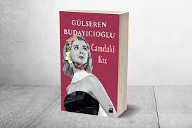 Hep lüks içinde yaşamış ama kaderi daha baştan kötü yazılmış camdaki kız ile bir varoş çocuğunun aşk hikâyesi bu. Camdaki Kiz Muzaffer Kim Neden Saklaniyor Camdaki Kiz Muzo Hangi Oyuncu