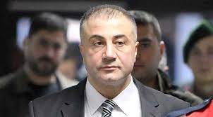 Sedat peker'in adı ilk olarak uyuşturucuyla mücadele eden baba olarak duyuldu, daha sonra susurluk raporu'nda geçti. Sedat Peker Kactigi Yonundeki Haberlerle Ilgili Konustu