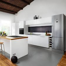 Weisse Designkuche In 2020 Kuchen Design Hausgerate Einbaugerate