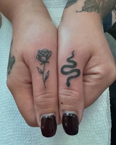 Some tiny finger tattoos! Loved how the rose and snake fits together!! #fingertattoos #fingertatoo #rosetattoos_ #snaketattoo #simpletat