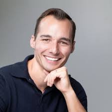 Candidates, here's an OBVIOUS mistake that 9/10 people make when searching  for a new job 🔍 👇