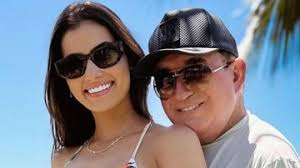 Chris Brown vai para a rehab e dá beijo de despedida na namorada