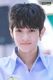 La verdad no me gusta mucho q los idols se pongan pendientes, pero bueno  perdonó a Samuel, el es realmente lindo