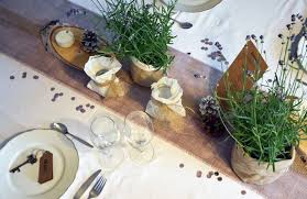 La deko dekoration fur hochzeiten und events. Hochzeits Tischdeko Mit Jute Bags Topfplanzen Und Naturmaterialien Diy Hochzeit