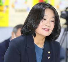 최민희 전 더불어민주당 의원 윤미향 의혹 핵심은 횡령, 배임 윤미향 민주당 의원이 올린 사진 한 장에 파문이 이어지고 있습니다. ìœ¤ë¯¸í–¥ ì‹œì–´ë¨¸ë‹ˆ ë•Œë¬¸ ìš°ìƒí˜¸ ì–´ë¨¸ë‹ˆ ë¬˜ í•´ëª… ë§ë§ë§