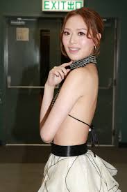 今屆香港小姐就剛公佈結果，賽前大熱門的6號馮盈盈成今屆香港小姐冠軍： 馮盈盈得到36,679票成為香港小姐冠軍，公佈結果一刻： 賽前相集，之前都報導過幾次： 圖集 點擊率高人氣勁 候選港姐馮盈盈一睇再睇 港姐2016首輪面試 港大女神馮盈盈crystal fung跑出 å¼µæ›¦é›¯è¢«out é¦®ç›ˆç›ˆç²é™³åœ‹å¼·ç‡èµ·å¯Œè²´æ¬å¤§å±‹è±ªè²·20è¬vipå°ˆå±¬hermes å£¹é€±åˆŠ