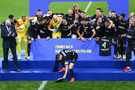 Maybe you would like to learn more about one of these? Kuriozalne Sceny Przy Swietowaniu Superpucharu Polski Trofeum Wyladowalo Na Ziemi Wideo