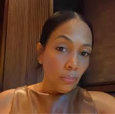 What color should the boys and mother wear to match the princess and the  frog quinceanera theme with pink damas?