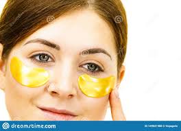 Frau Mit Goldflecken Unter Augen Stockfoto Bild Von Obacht Knicken 149541908