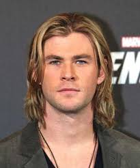 15 Beruhmte Manner Mit Langen Haaren Frisur Frisuren Long Hair Styles Men Chris Hemsworth Long Hair Styles