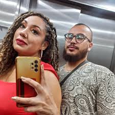 Você me trás as gargalhadas mais espontâneas! Te amo demais meu parceiro de  vida e de bagunça, com você a vida é doce e livre!