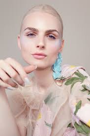 Andreja Pejic Shines In Summer S Most Magical Makeup Trend Refinery29 Andreja Pejic Holographic Makeup Makeup