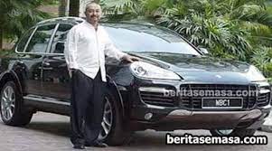 Contohnya menayangkan beberapa kereta mewah dan jam tangan mahal yang dikatakan milik anak seorang menteri (ketika itu). Gambar Kereta Mewah Orang Kaya Vvip Di Malaysia Part I