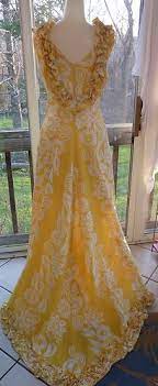 Hawaiian wedding ceremonies include some elements not found in traditional weddings, so we want to explain what couples can expect on their special day. 75 Vintage Hawaiian Dress Ideas Hawaiian Dress Vintage Hawaiian Dress Vintage Hawaiian