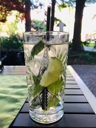 L'hugo è un aperitivo fresco e profumato di origine altoatesina, infatti qualche anno fa è stato inventato in trentino. Hugo Facciamolo Diverso Booking Alto Adige Blog