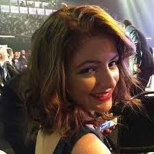 Foto: Inilah Jerry Florence, Kakak Lorde Yang Tak Kalah Cantik