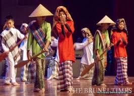 Tari perang merupakan tarian tradisional masyarakat nusa tenggara timur yang menunjukkan sifat keperkasaan dan kepandaian memainkan senjata berupa cambuk dan perisai. 10 Jenis Tarian Tradisi Suku Kaum Negeri Sabah Sentiasa Panas